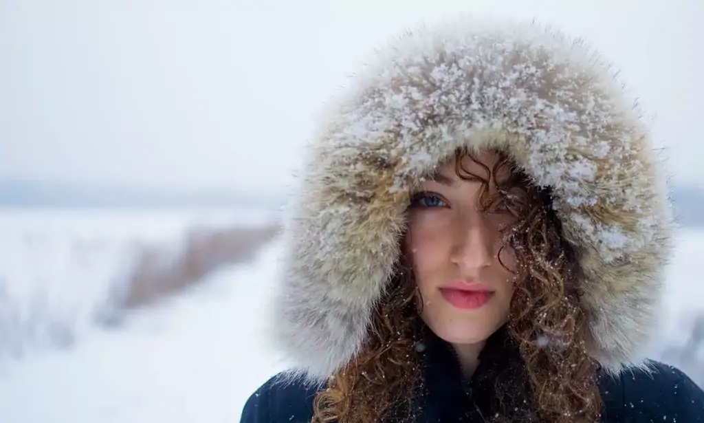 Donna con cistite in inverno