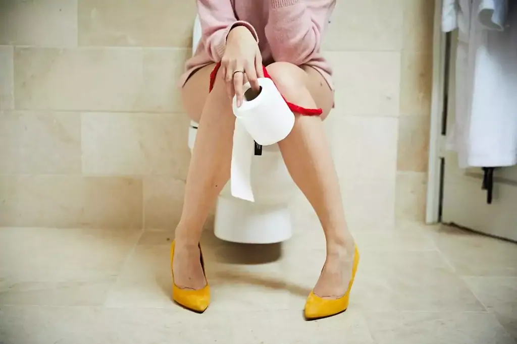 donna affetta da cistite durante la minzione