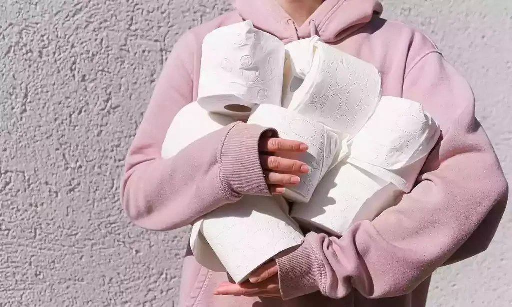 Donna si prepara ai sintomi della cistite